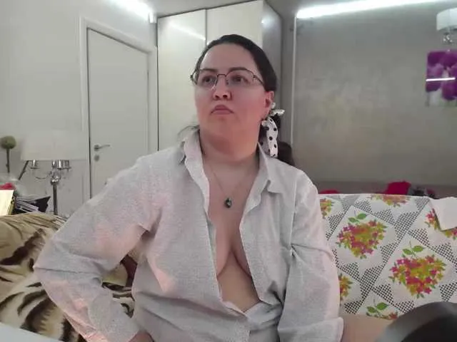 Live sex webcam photo for ILoveToFeelU #294298570