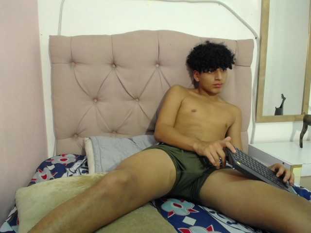 Live sex webcam photo for Ian-prince #275504098