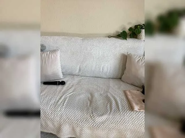 Live sex webcam photo for Incredible123 #277372404