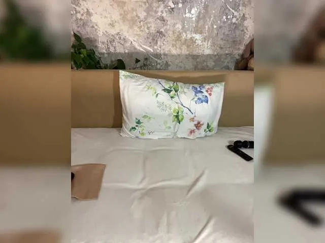 Live sex webcam photo for Incredible123 #278308335