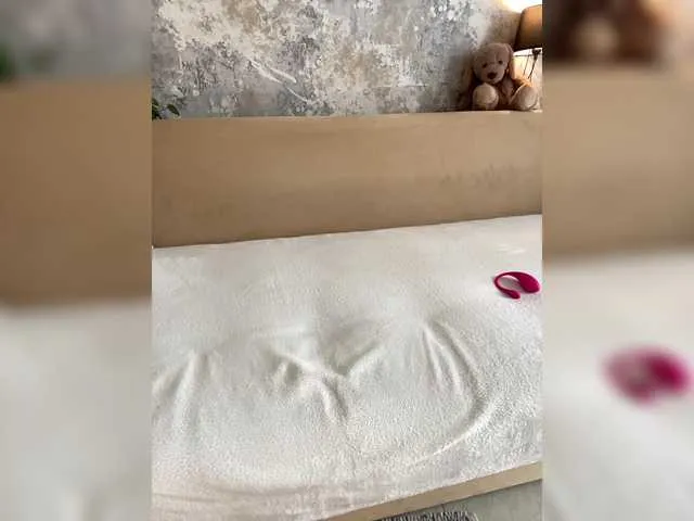 Live sex webcam photo for Incredible123 #291479183