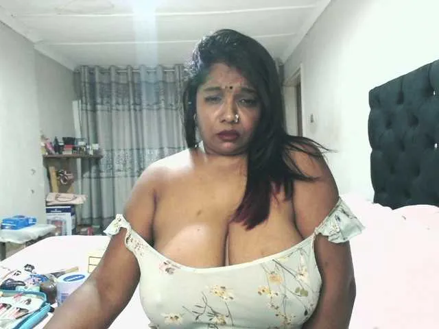 Live sex webcam photo for Indianmayaxoxo #292178308
