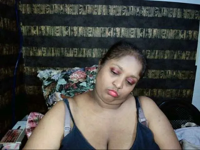 Live sex webcam photo for Indiantasha #287986834