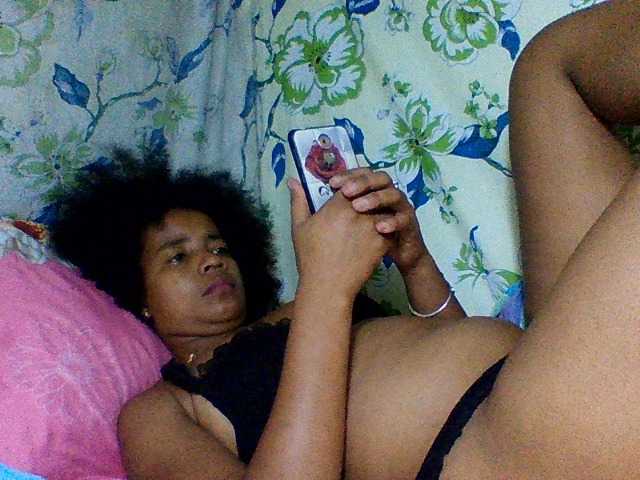 Live sex webcam photo for Indilah #277833842