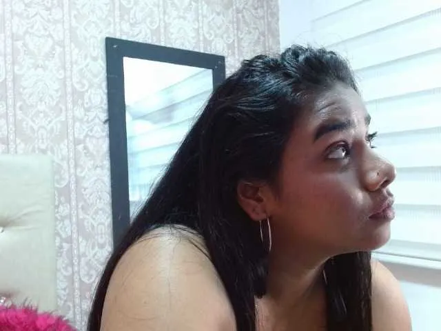 Live sex webcam photo for IndiraVermutt #275457908