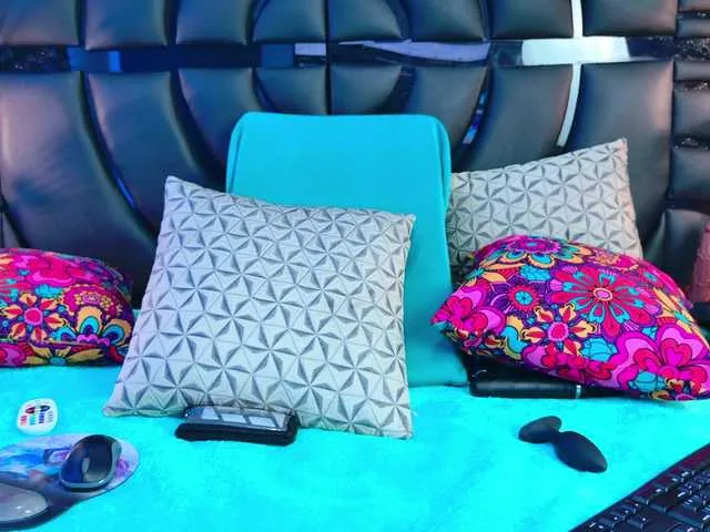 Live sex webcam photo for IrisRoss #276748435