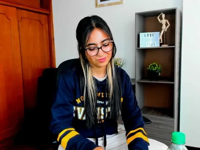 Live sex webcam photo for Isabella221 #276483602