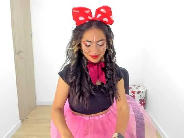 Live sex webcam photo for Isabella221 #276607320