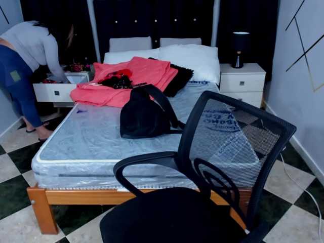Live sex webcam photo for Isis-goddess #277495327