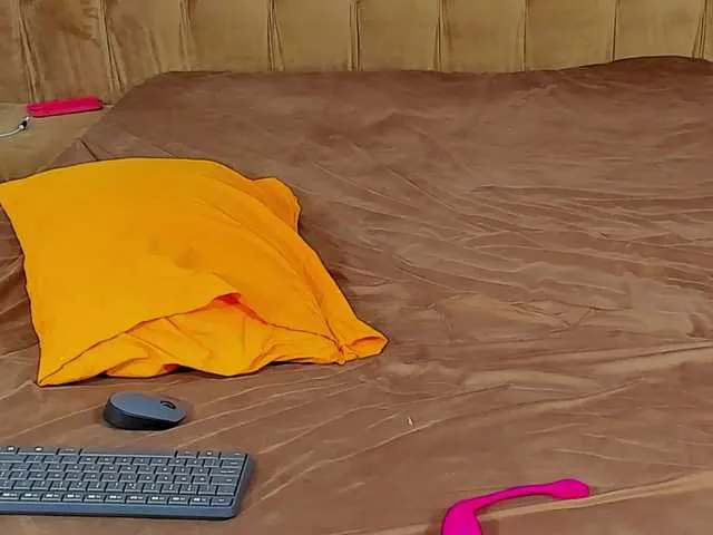 Live sex webcam photo for IzabelleCole #274165490