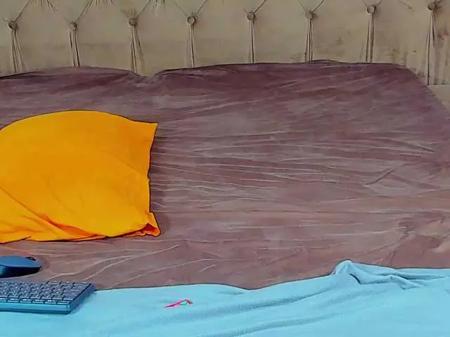 Live sex webcam photo for IzabelleCole #274197696