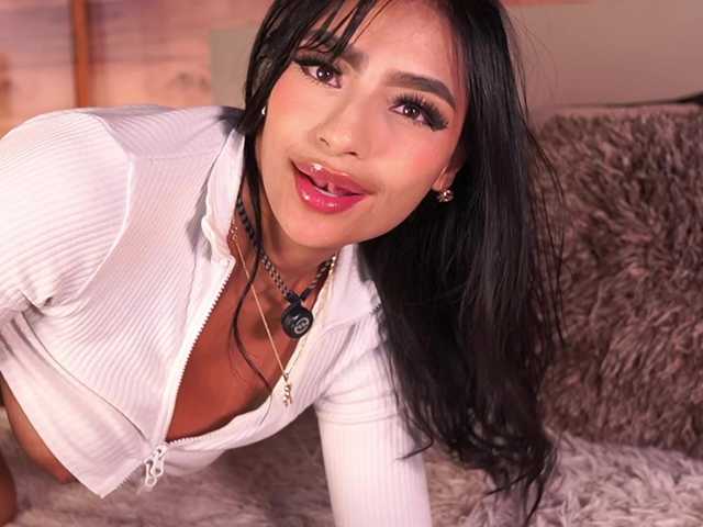 Live sex webcam photo for IzzyWild #292270762