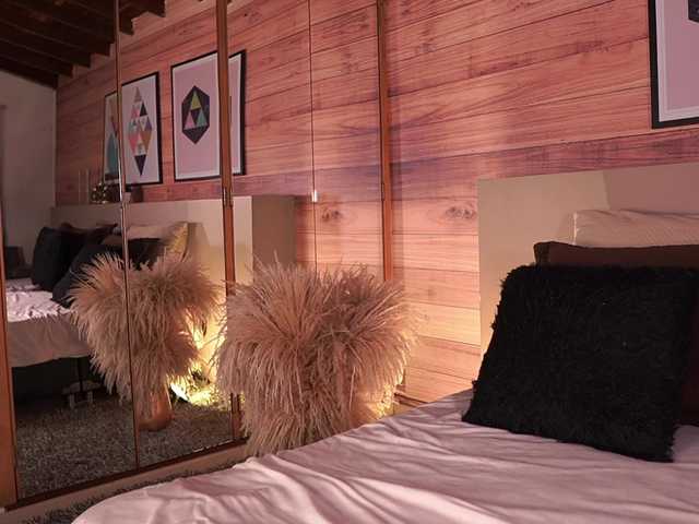 Live sex webcam photo for IzzyWild #292362187