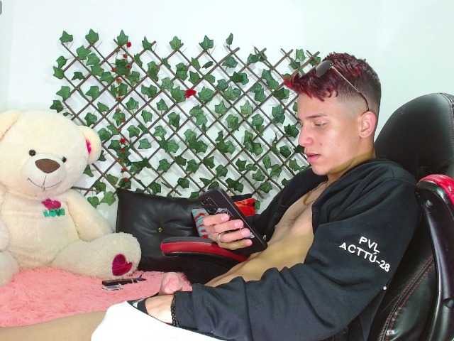 Live sex webcam photo for JHOSS19 #277719990