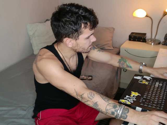 Live sex webcam photo for JackDesFeux #278294464