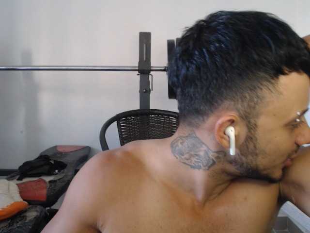 Live sex webcam photo for JacobGains #275965957