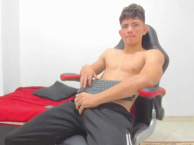 Live sex webcam photo for JamesJohnson031 #275947615