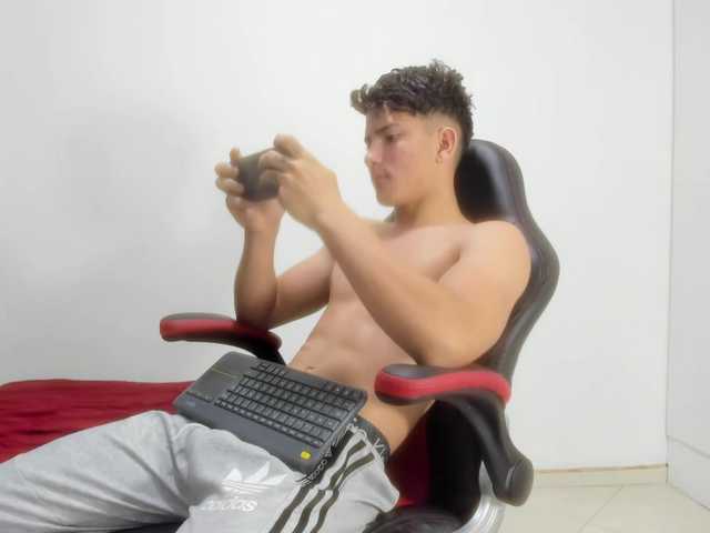 Live sex webcam photo for JamesJohnson031 #275964221