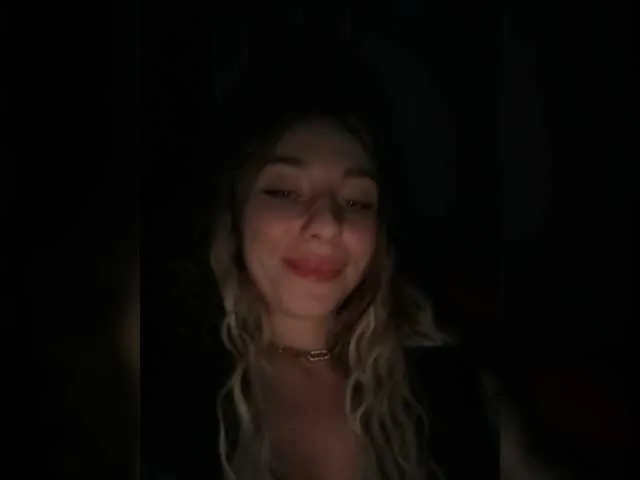 Live sex webcam photo for Janchi- #277107277