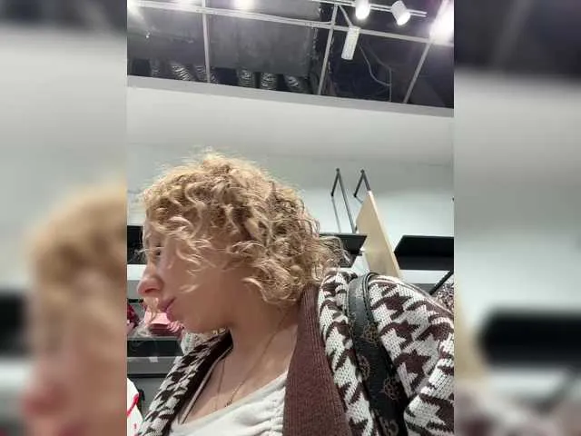 Live sex webcam photo for Janchi- #290971323