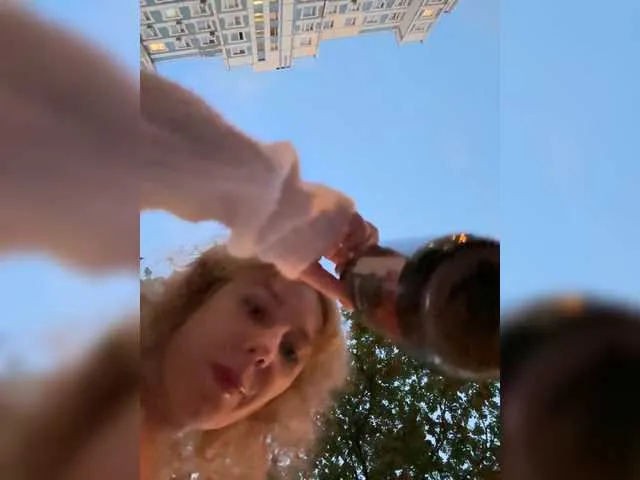 Live sex webcam photo for Janchi- #291584774