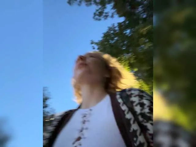 Live sex webcam photo for Janchi- #291597672