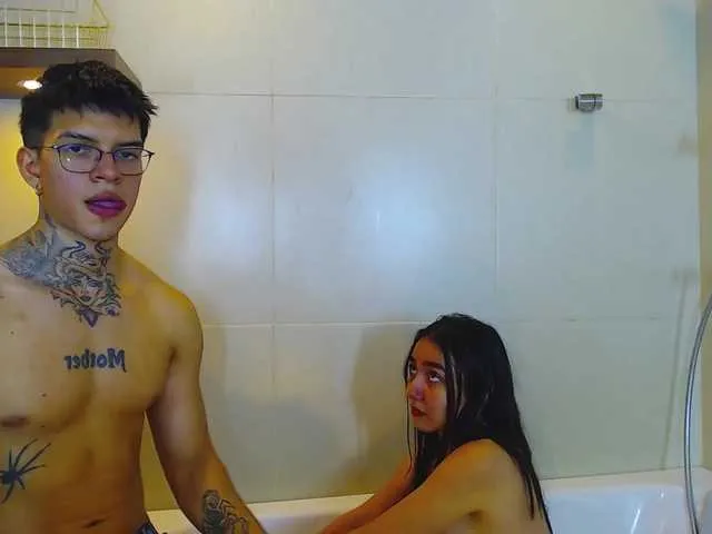 Live sex webcam photo for JaneAndJay #273992810