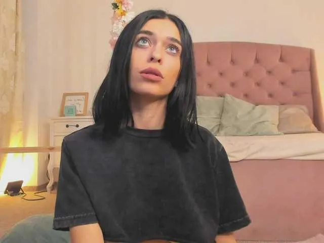Live sex webcam photo for JassyeJoy #290144003