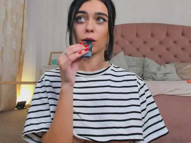 Live sex webcam photo for JassyeJoy #290184311