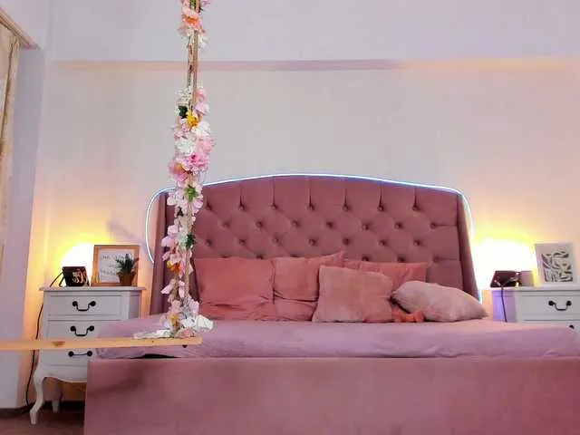 Live sex webcam photo for JassyeJoy #290345637