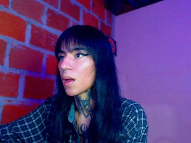 Live sex webcam photo for JazmiiWolf #289254775