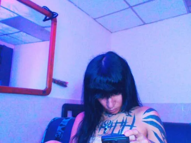 Live sex webcam photo for JazmiiWolf #292023095