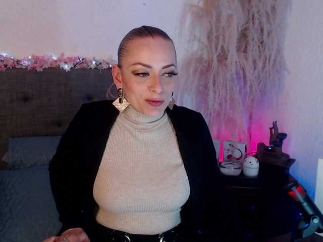 Live sex webcam photo for JeaniIneescott #277994597