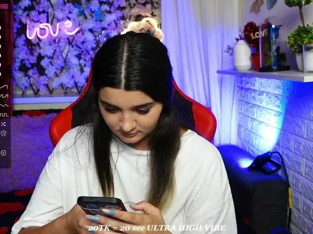 Live sex webcam photo for JellyJux #275967982