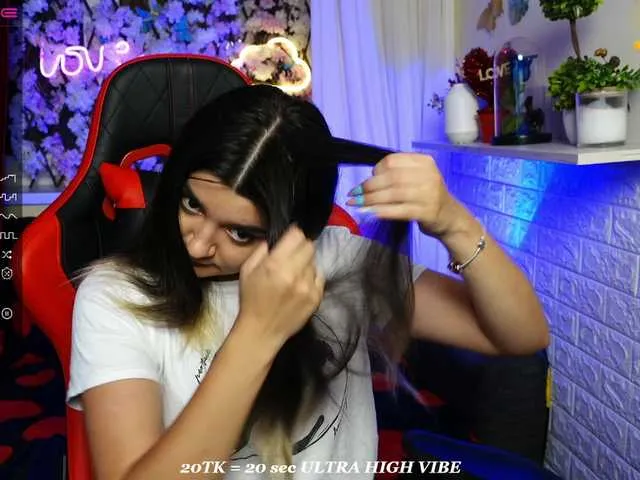 Live sex webcam photo for JellyJux #275975705