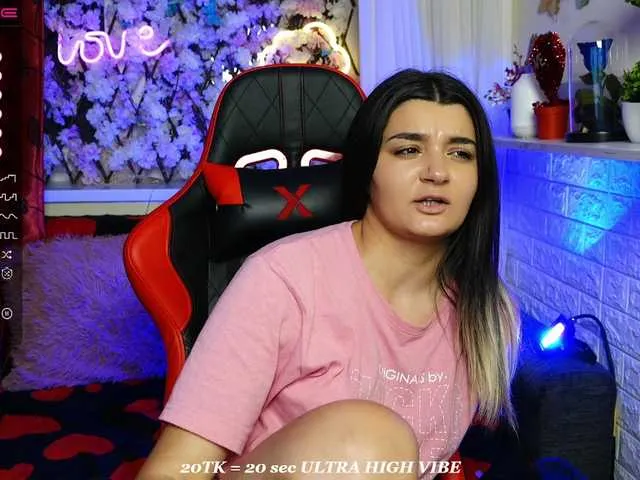 Live sex webcam photo for JellyJux #275984157