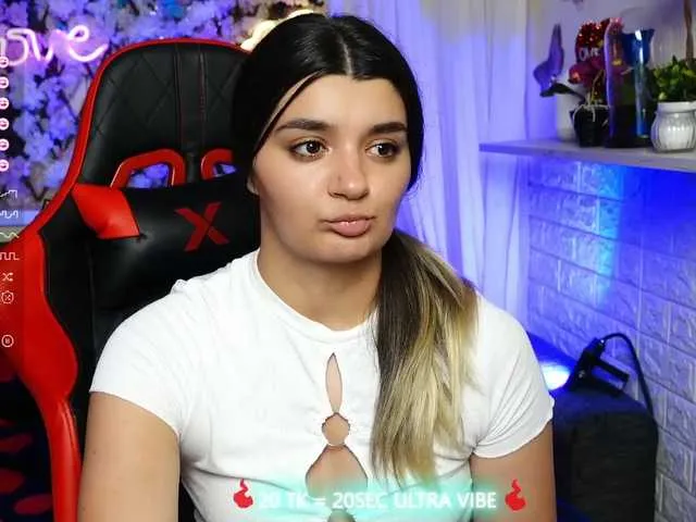 Live sex webcam photo for JellyJux #276083439