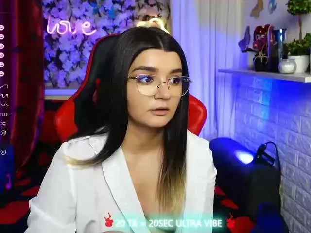 Live sex webcam photo for JellyJux #276141424