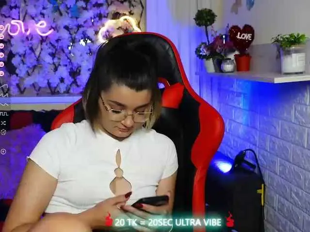 Live sex webcam photo for JellyJux #276171004