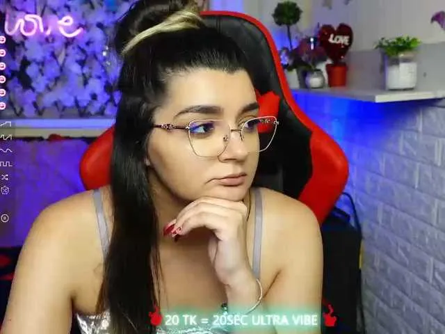 Live sex webcam photo for JellyJux #276185798