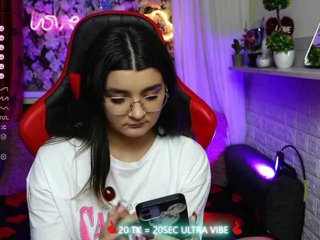 Live sex webcam photo for JellyJux #276199437