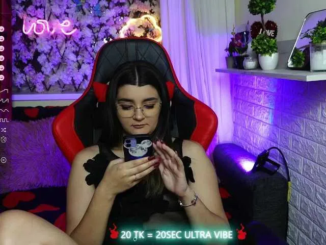 Live sex webcam photo for JellyJux #276212656