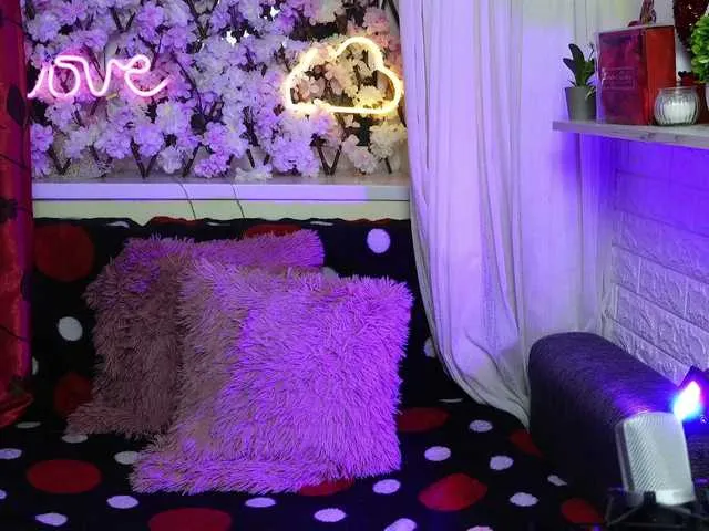 Live sex webcam photo for JellyJux #276293585