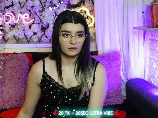 Live sex webcam photo for JellyJux #276369845