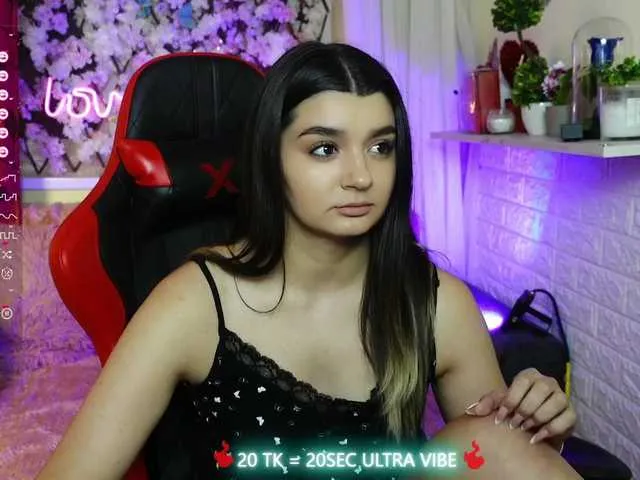 Live sex webcam photo for JellyJux #276399092