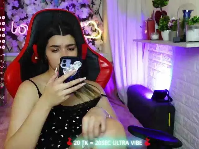 Live sex webcam photo for JellyJux #276400586