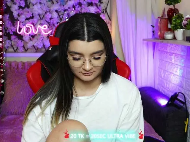 Live sex webcam photo for JellyJux #276425937