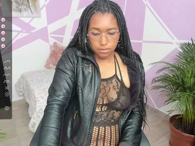 Live sex webcam photo for JenniferNoire #276213063