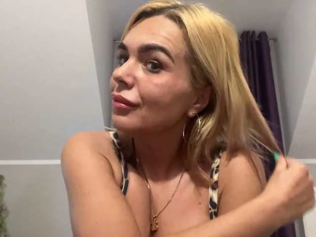 Live sex webcam photo for JennyLUST #290393278