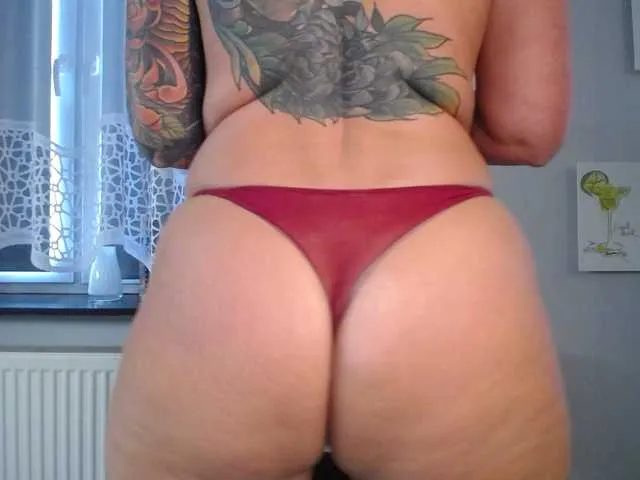 Live sex webcam photo for JennyMILFx #271733727